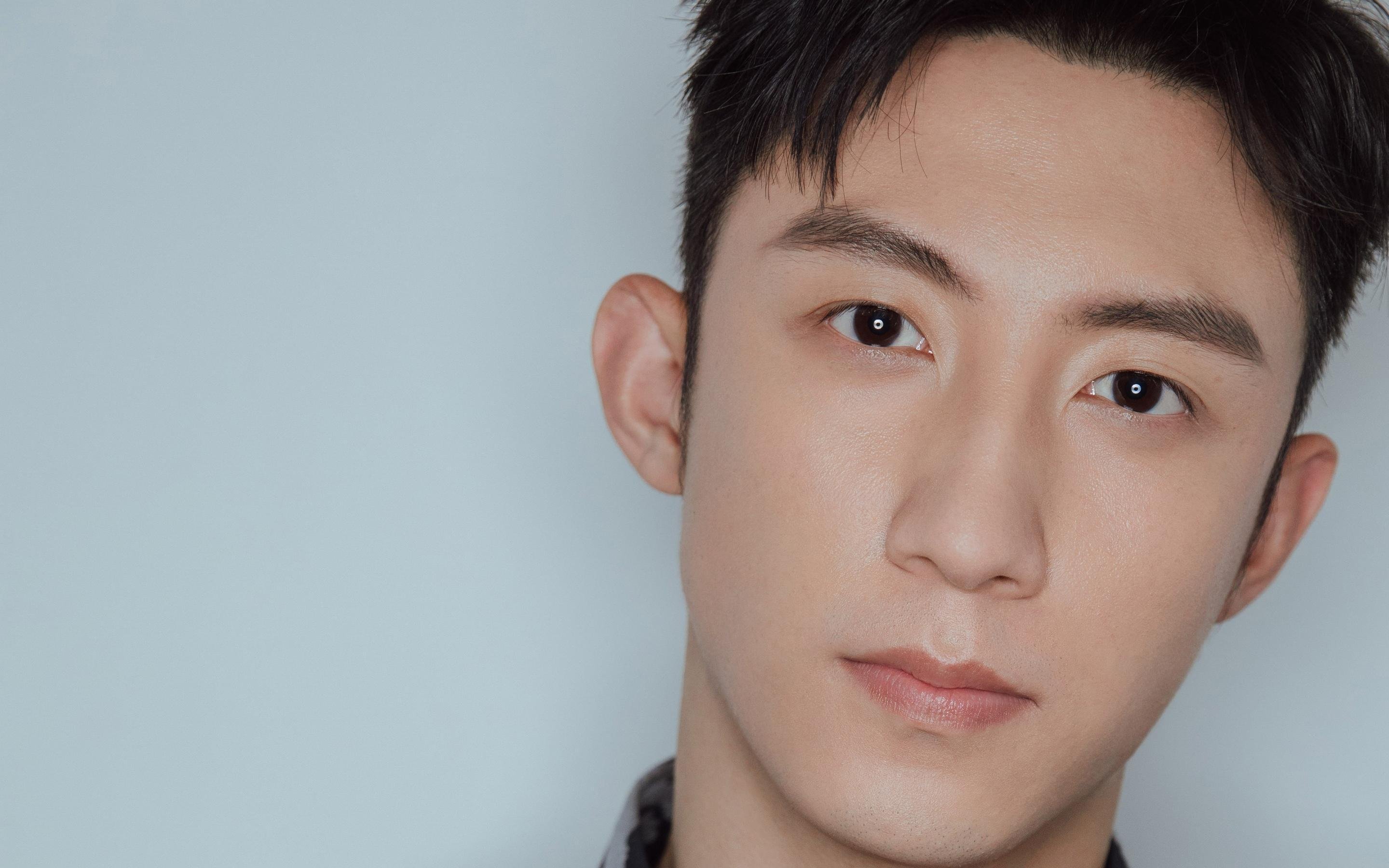 “宽板滑水:东三叉湖赛场创新运动,激情无限”